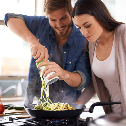 coupe-legumes-personne-qui-fait-des-juliennes-dans-une-poele