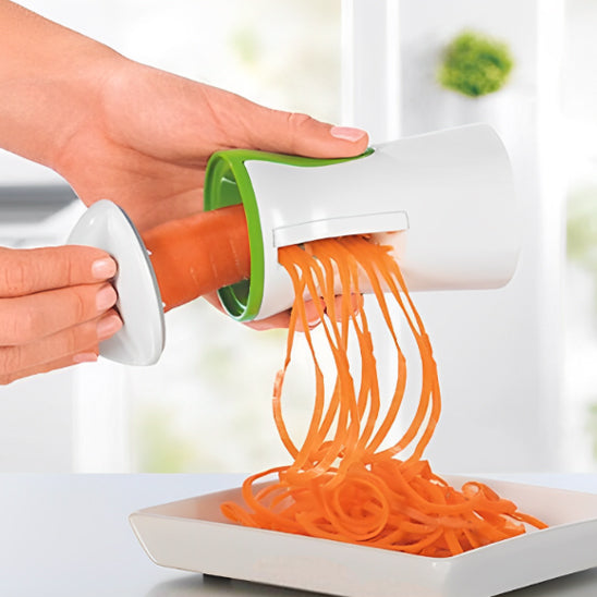 coupe-legumes-personne-qui-fait-des-spaghettis-de-carotte