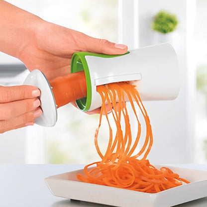 coupe-legumes-personne-qui-fait-des-spaghettis-de-carotte