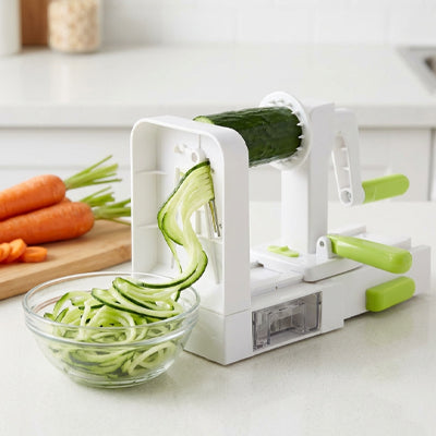coupe-legumes-personne-qui-fait-des-spirales-de-concombre