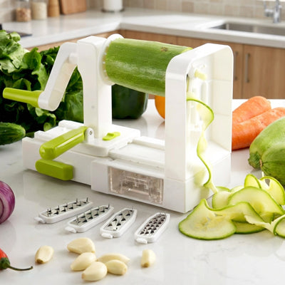 coupe-legumes-personne-qui-fait-des-spirales-de-courgette