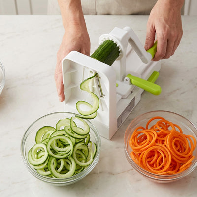 coupe-legumes-personne-qui-fait-des-spirales-de-legumes