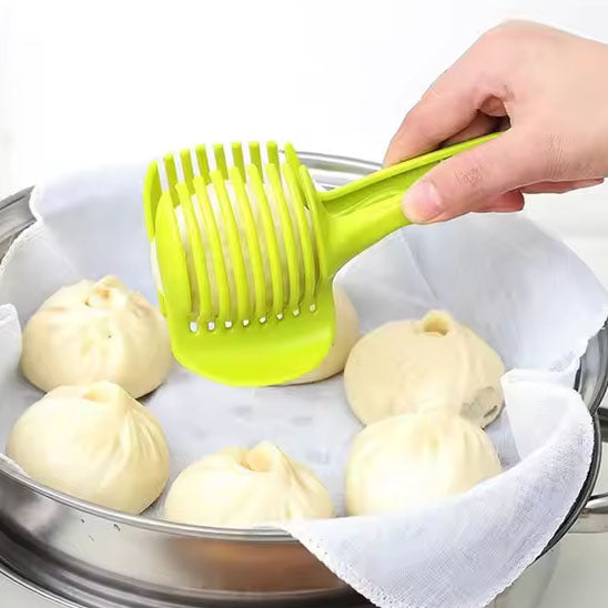 coupe-legumes-personne-qui-prend-de-la-nourriture-dans-un-chaudron