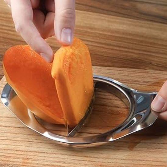 coupe-legumes-personne-qui-retire-le-noyau-de-la-mangue-sur-le-comptoir