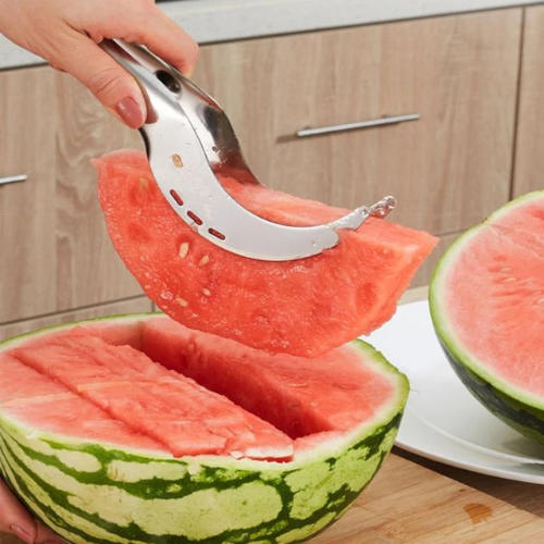 coupe-legumes-personne-qui-sort-une-tranche-d-un-melon