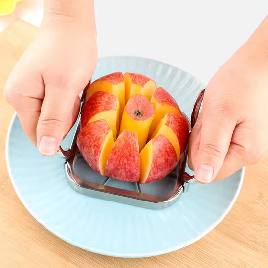 coupe-legumes-personne-qui-tranche-une-pomme-dans-une-assiette