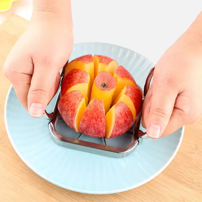 coupe-legumes-personne-qui-tranche-une-pomme-dans-une-assiette