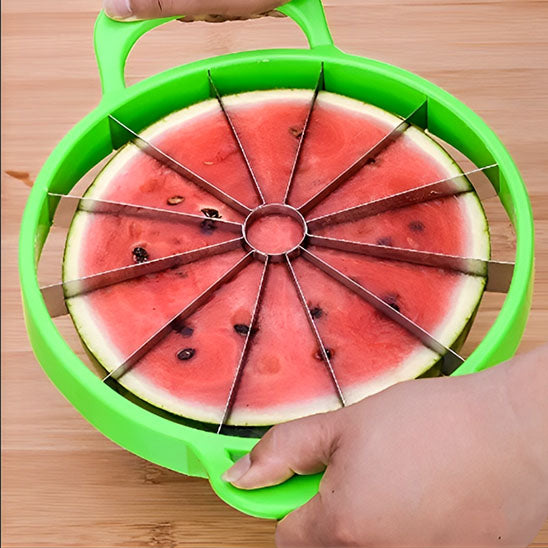 coupe-legumes-personne-qui-va-couper-un-melon-eau