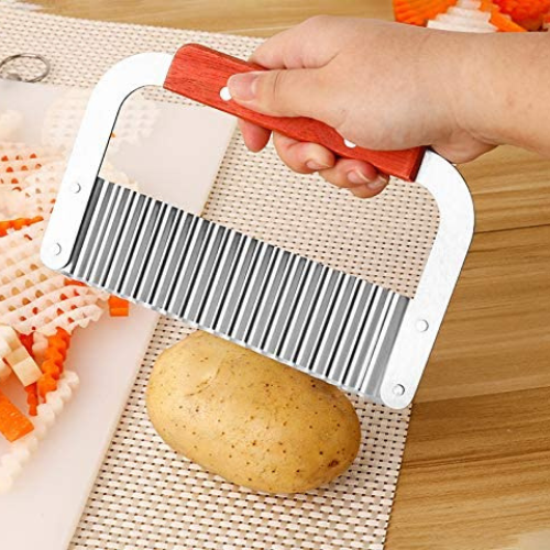 coupe-legumes-personne-qui-va-couper-une-patate