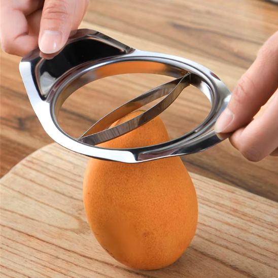 coupe-legumes-personne-qui-va-decoupe-une-mangue-sur-le-comptoir