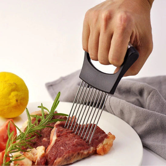 coupe-legumes-planter-dans-un-morceau-de-boeuf-dans-une-assiette