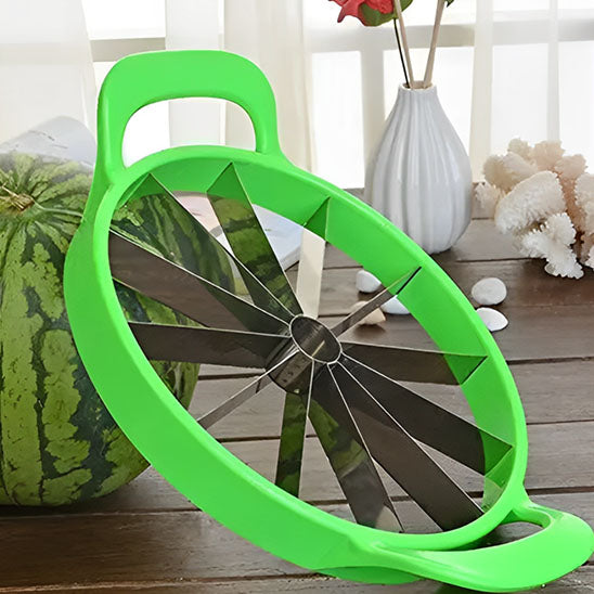 coupe-legumes-sur-un-melon-eau-sur-un-comptoir
