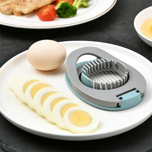 coupe-oeuf-dans-une-assiette-avec-oeuf-trancher