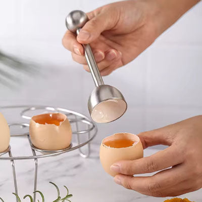 coupe-oeuf-personne-qui-a-casser-la-coquille-d-un-oeuf