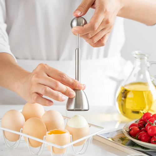 coupe-oeuf-personne-qui-a-casser-la-coquille-d-un-oeuf-a-la-coq