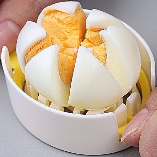 coupe-oeuf-personne-qui-a-trancher-un-oeuf-en-quartier
