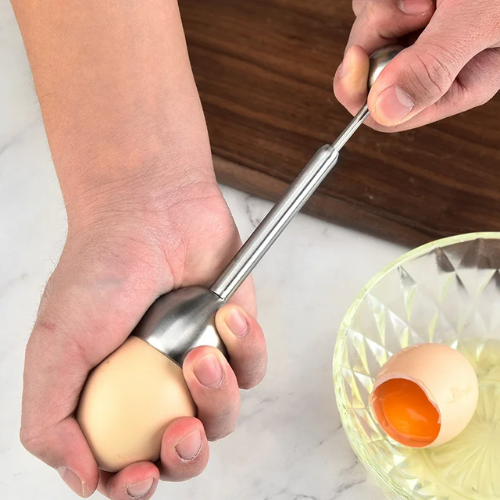 coupe-oeuf-personne-qui-casse-la-coquille-d-un-oeuf