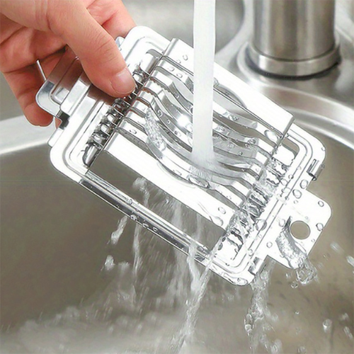 coupe-oeuf-personne-qui-le-nettoie-sous-l-eau