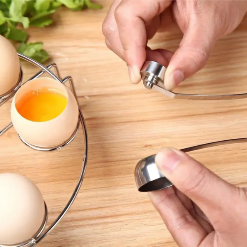 coupe-oeuf-personne-qui-montre-l-utilisation