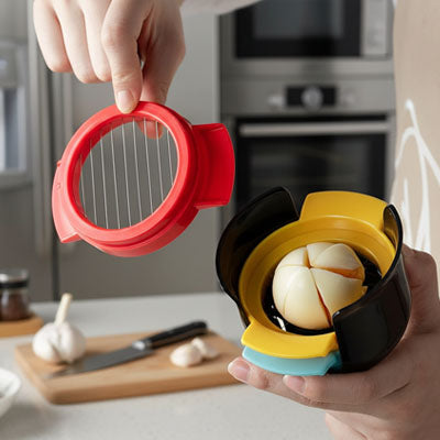 coupe-oeuf-personne-qui-montre-le-resultat-d-un-oeuf-couper