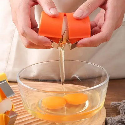 coupe-oeuf-personne-qui-ouvre-un-oeuf-dans-un-bol