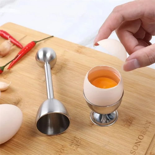 coupe-oeuf-personne-qui-ouvre-un-oeuf-sur-le-comptoir