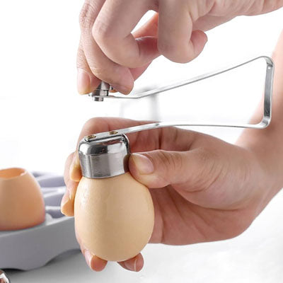 coupe-oeuf-personne-qui-ouvre-un-oeuf