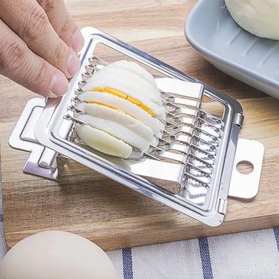 coupe-oeuf-personne-qui-tranche-un-oeuf