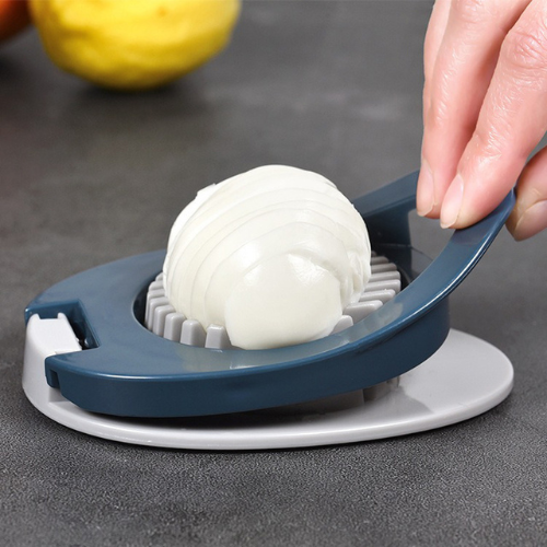 coupe-oeuf-personne-qui-tranche-un-oeuf