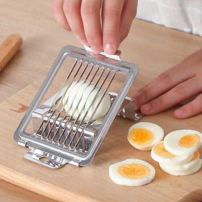 coupe-oeuf-personne-qui-tranche-un-oeuf