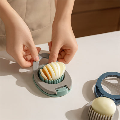 coupe-oeuf-personne-qui-tranche-un-oeuf-sur-la-table