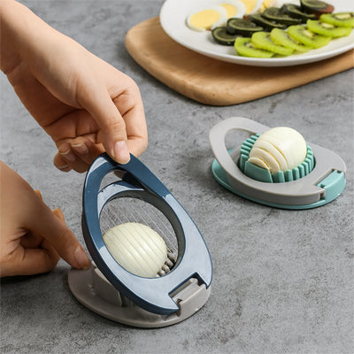 coupe-oeuf-personne-qui-tranche-un-oeuf-sur-la-table