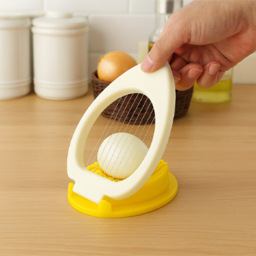 coupe-oeuf-personne-qui-va-trancher-un-oeuf