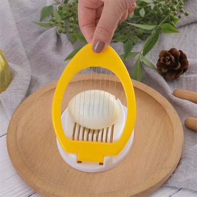 coupe-oeuf-personne-qui-va-trancher-un-oeuf