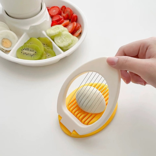 coupe-oeuf-personne-qui-va-trancher-un-oeuf