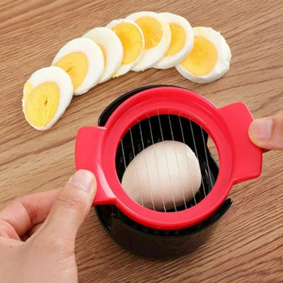 coupe-oeuf-personne-qui-va-trancher-une-oeuf