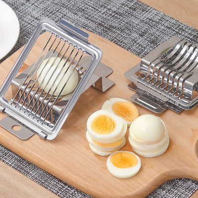 coupe-oeuf-sur-une-planche-a-decouper-avecun-oeuf-couper