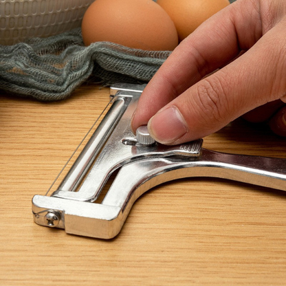 couteau-a-fromage-personne-qui-ajuste-la-vis
