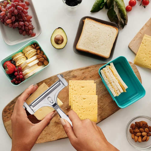 couteau-a-fromage-personne-qui-coupe-du-fromage-pour-un-sandwich
