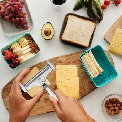 couteau-a-fromage-personne-qui-coupe-du-fromage-pour-un-sandwich