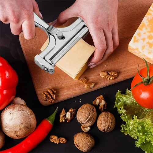 couteau-a-fromage-personne-qui-tranche-du-fromage