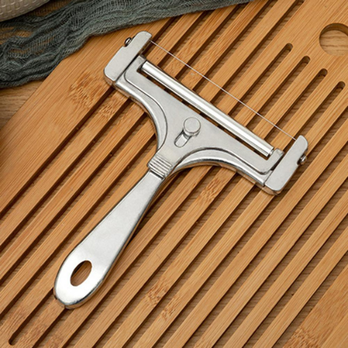 couteau-a-fromage-sur-une-planche-a-decouper