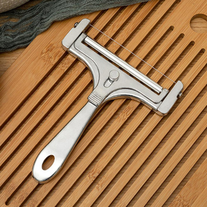 couteau-a-fromage-sur-une-planche-a-decouper