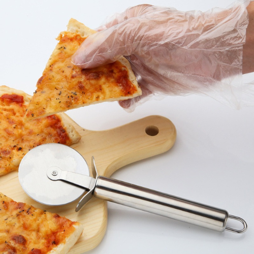 couteau-a-pizza-personne-qui-a-couper-une-pizza