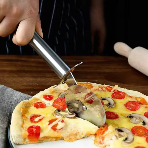 couteau-a-pizza-personne-qui-coupe-une-pizza