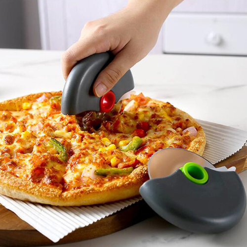 couteau-a-pizza-personne-qui-coupe-une-pizza