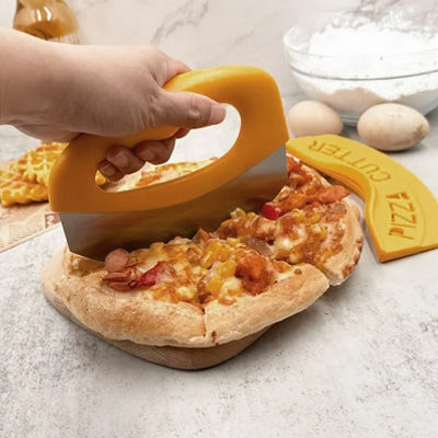 couteau-a-pizza-personne-qui-coupe-une-pizza