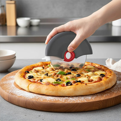couteau-a-pizza-personne-qui-coupe-une-pizza