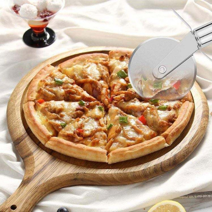 couteau-a-pizza-personne-qui-coupe-une-pizza