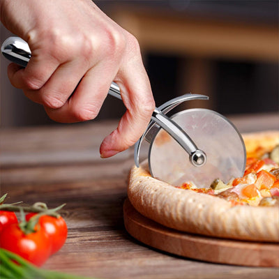 couteau-a-pizza-personne-qui-coupe-une-pizza